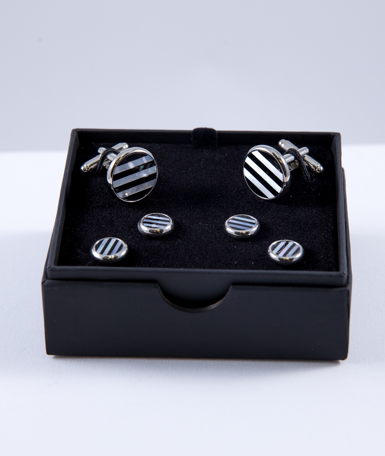 Inlaid Onyx and Mother-of-Pearl cufflink and stud set