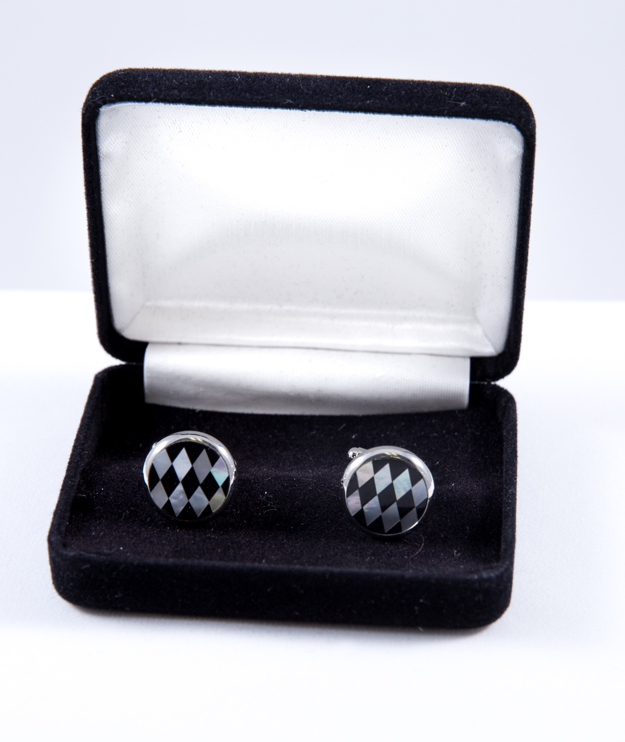 Inlaid Onyx and Mother-of-Pearl diamond-pattern Cufflink Set